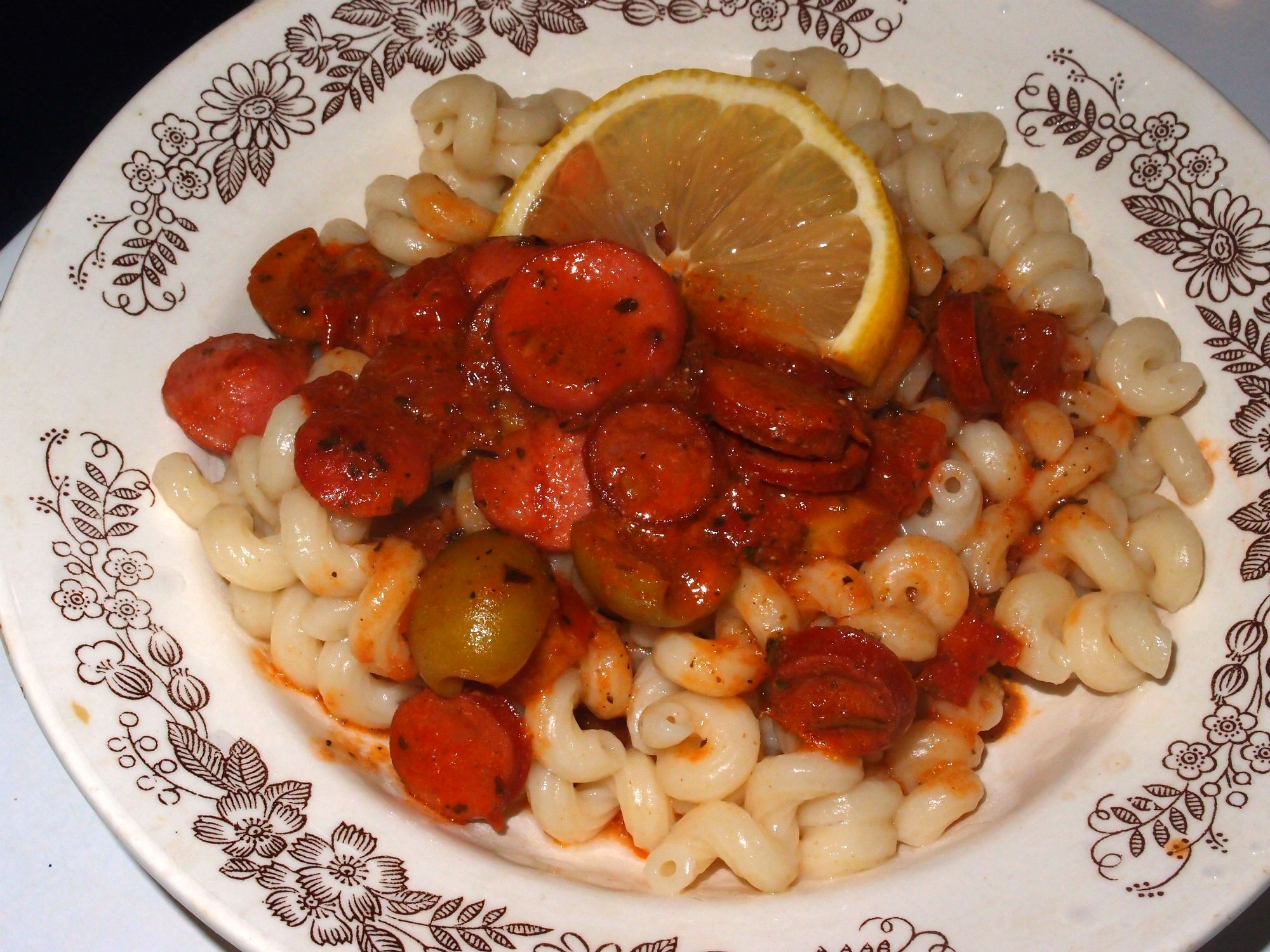 Запеканка из макарон с сосисками в томатном соусе