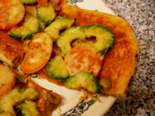 Пицца с авокадо и бужениной