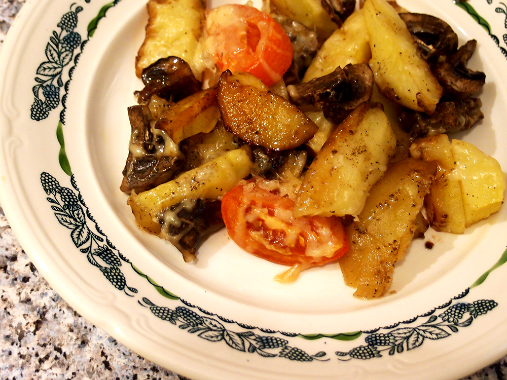 Картошка с грибами и помидорами под сыром