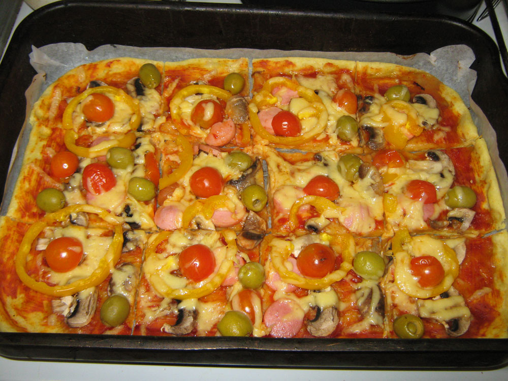 Пицца с шампиньонами, болгарским перцем и оливками на пряном тесте