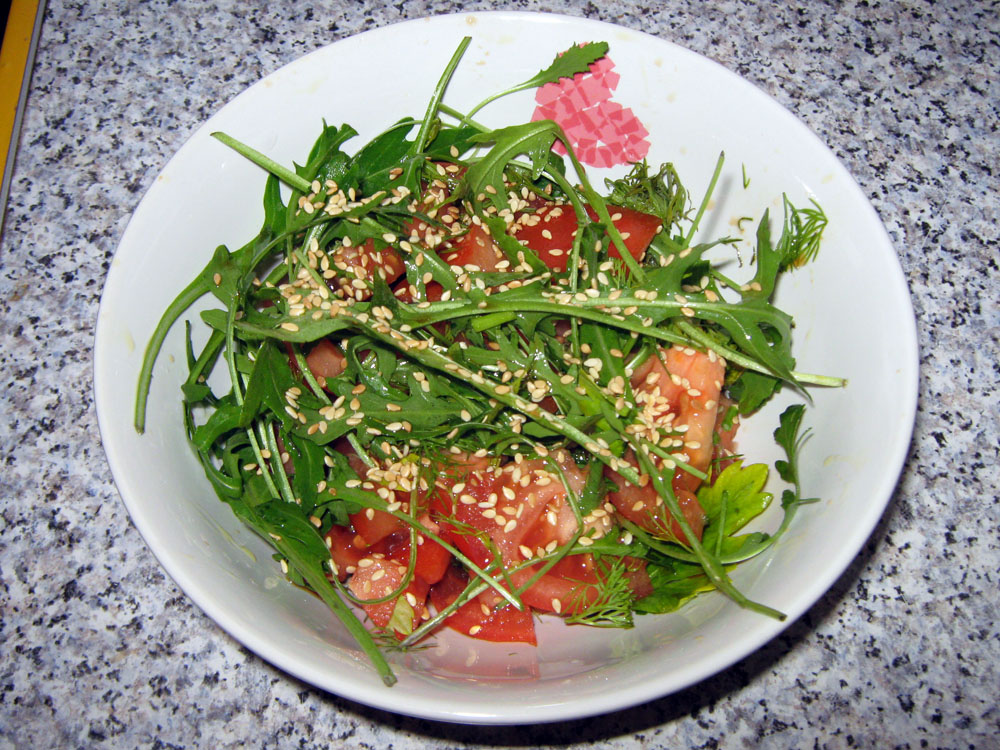 Салат с рукколой и кунжутом