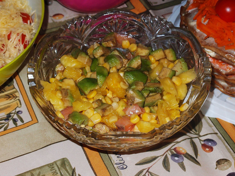 Салат с уткой, авокадо и ананасом