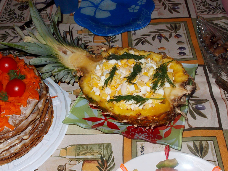 Салат с кальмарами в ананасе