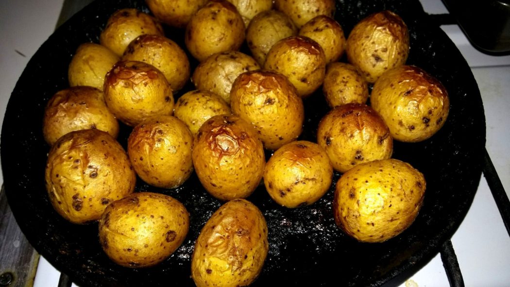 Картофель в пряном масле в духовке (как на костре)