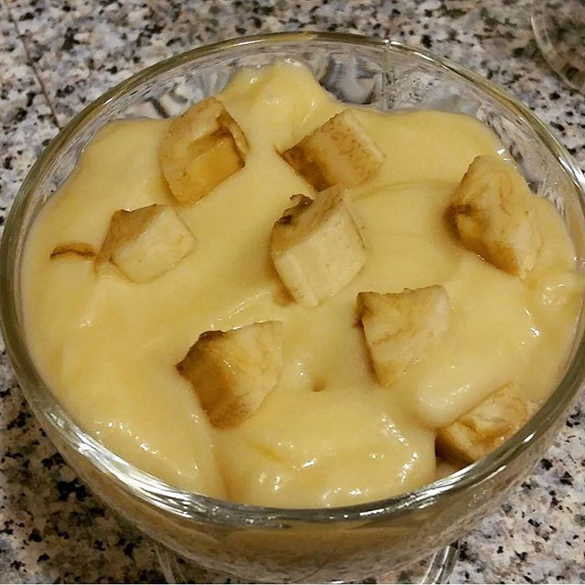 Десерт с савоярди, заварным кремом и бананом