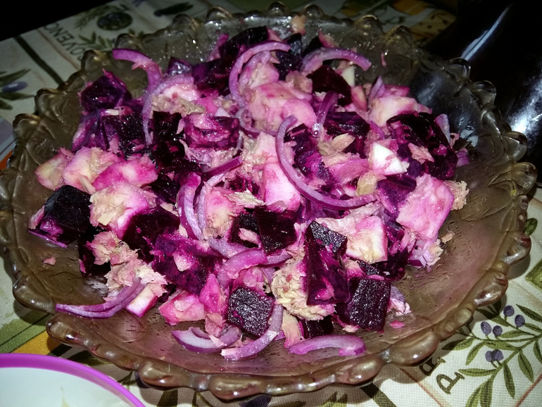 Салат с печеной свеклой и тунцом