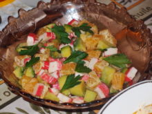 Салат с крабовыми палочками, авокадо и мандаринами