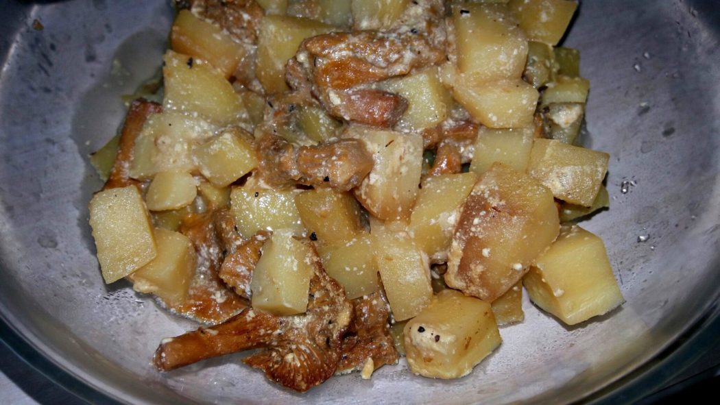 Картошка с лисичками в сметане в горшочке
