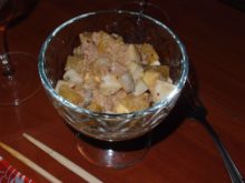Салат из печени трески и консервированных персиков