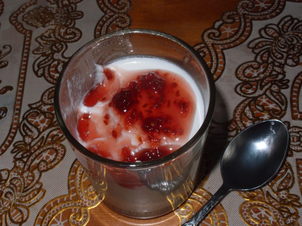 Домашний йогурт с малиновым вареньем