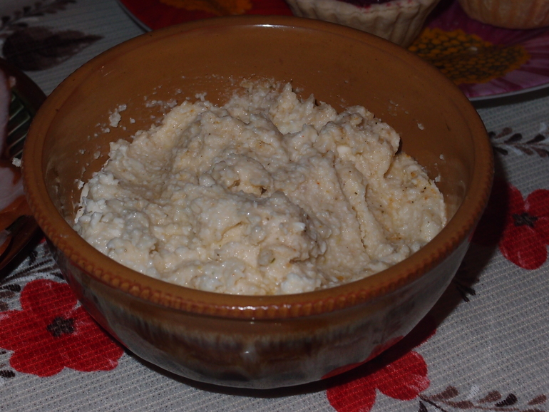 Плавленный сыр с чесноком, сельдью и майонезом