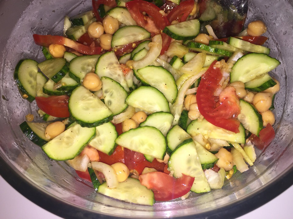 Овощной салат с консервированным нутом