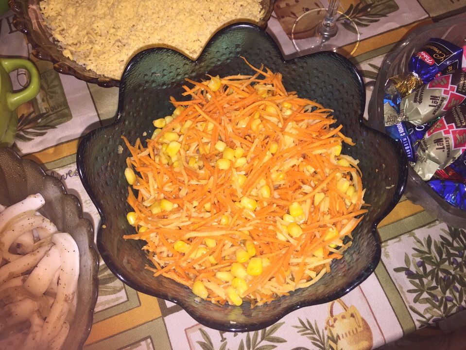 Морковный салат с сыром и кукурузой