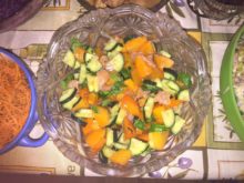 Салат с хурмой и малосольной форелью