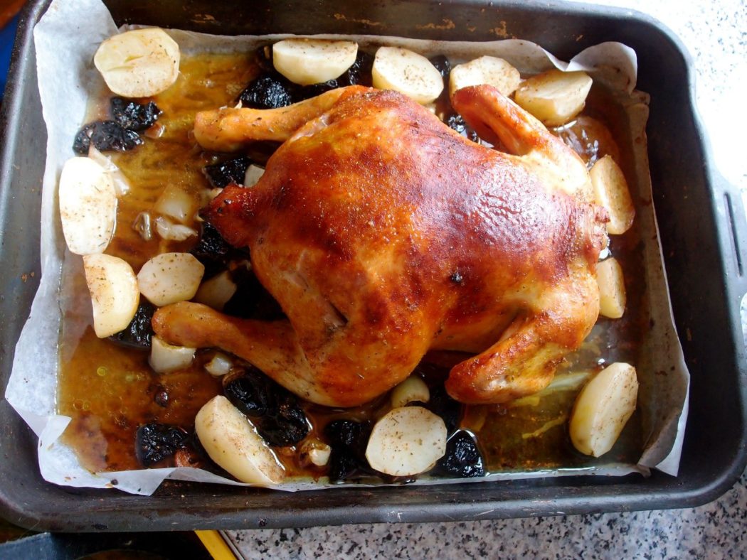 Курица с карамельной корочкой, фаршированная черносливом с печеным картофелем на гарнир